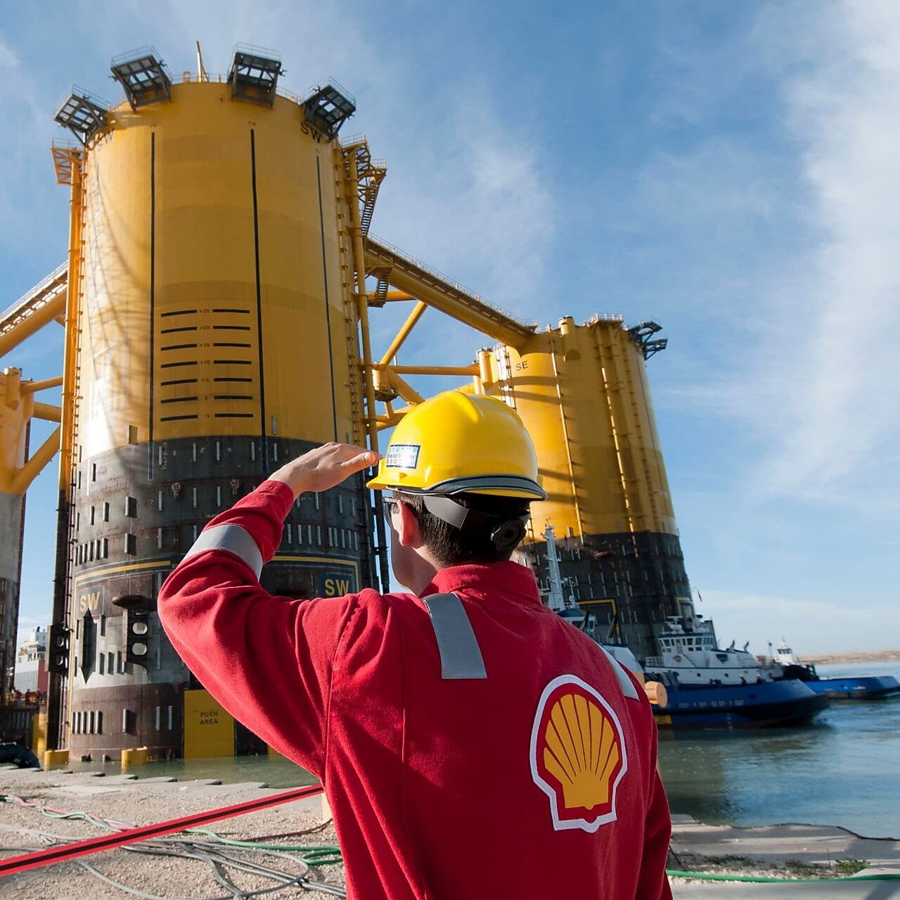 Рабочий SHELL на станции обработки